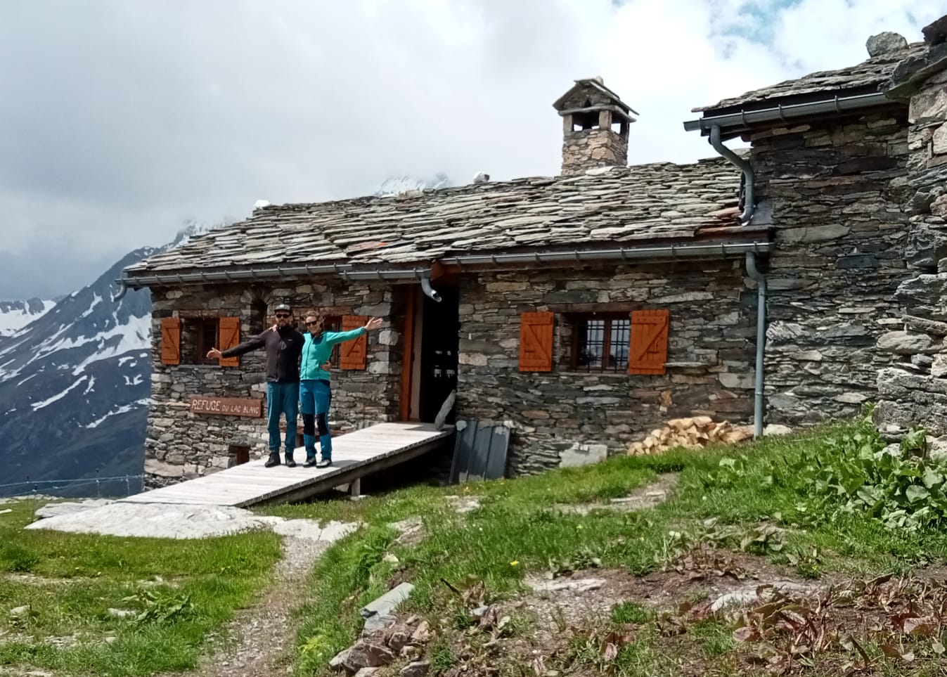 Ouverture du refuge le 12 Juin 2026 14 Sego et Joris vous accueillent au Refuge du Lac Blanc en Vanoise