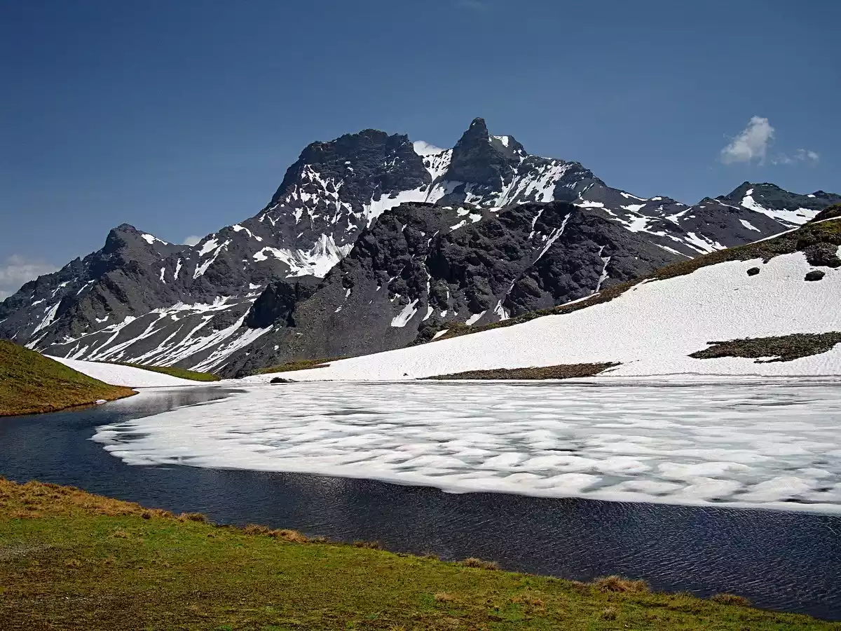 Point of Lansleria (2909m) 1 Hiking from the point of Lansleria around the Refuge du Lac Blanc en Vanoise